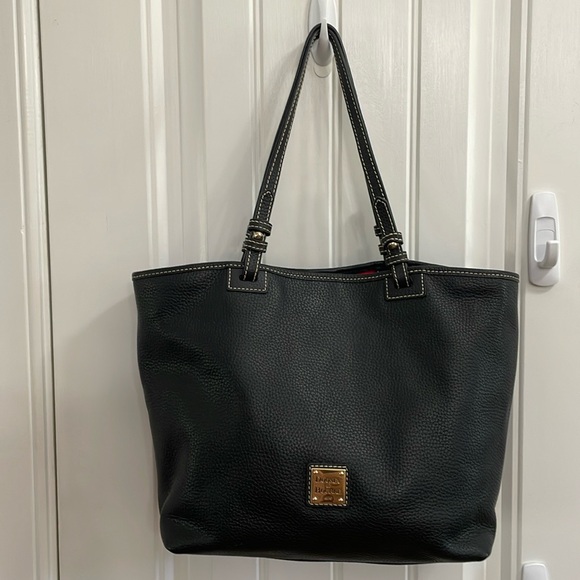 Dooney & Bourke Handbags - 🌺DOONEY & BOURKE black pebbled leather shoulder bag.